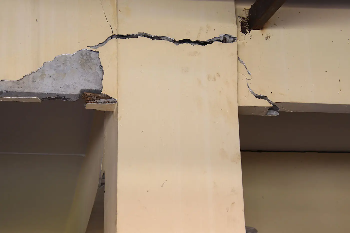 Viga y columna de concreto agrietadas en un edificio tras un sismo