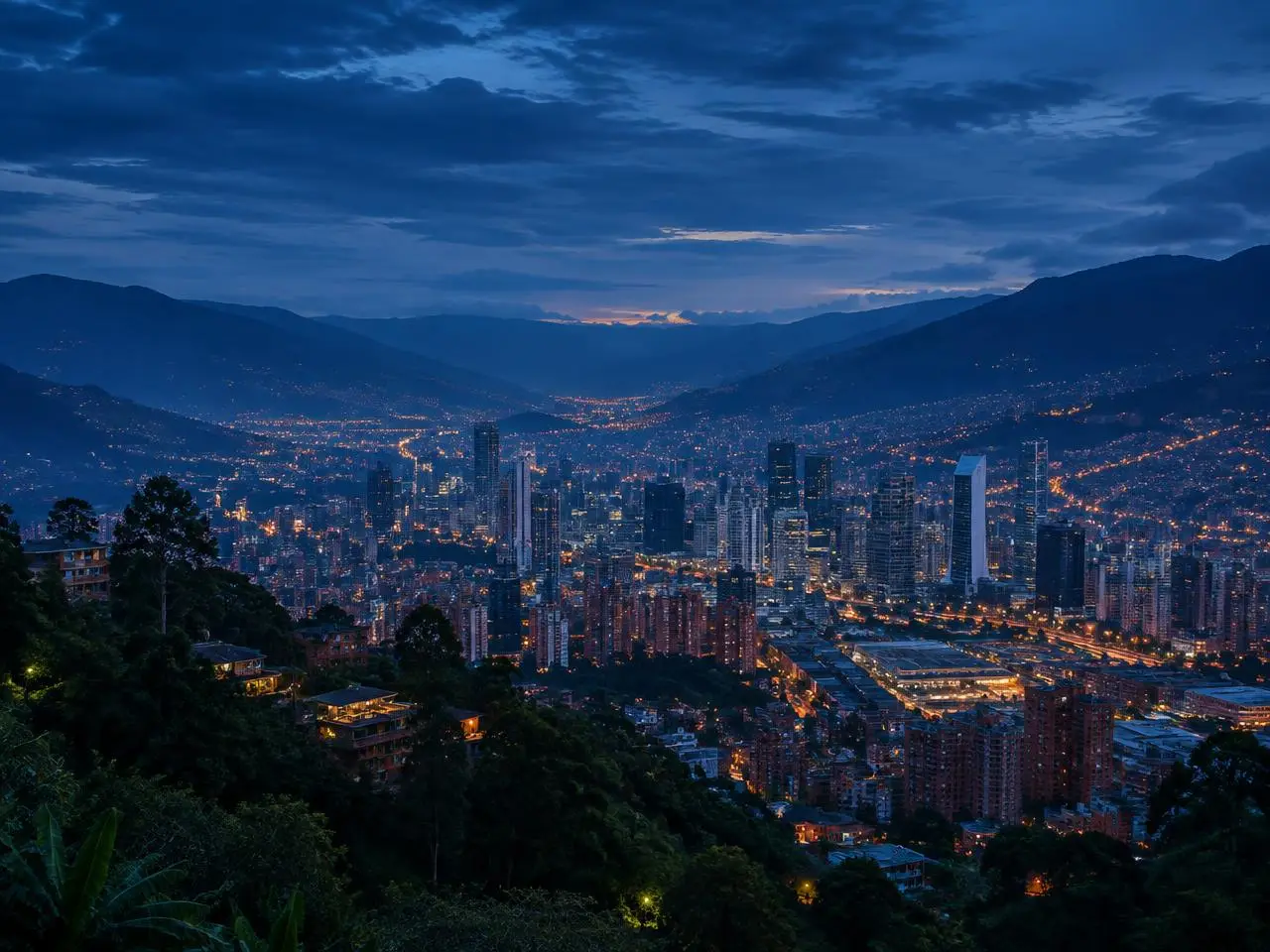 Panorámica del valle de Aburrá y Medellín al anochecer
